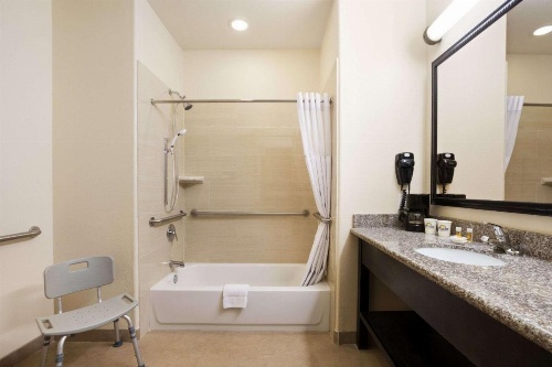 Days Inn & Suites by Wyndham Galveston West/Seawall image 9