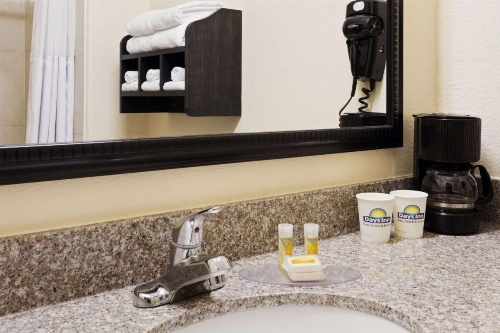 Days Inn & Suites by Wyndham Galveston West/Seawall image 10