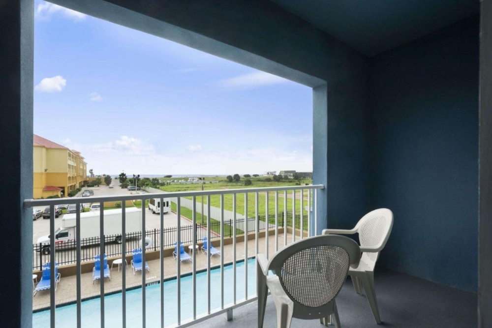 Days Inn & Suites by Wyndham Galveston West/Seawall Image 11